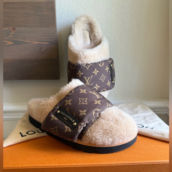 LOUIS VUITTON Nylon Monogram Shearling Pillow
Comfort Mule 39 Cacao Brown - Picture 1 of 8